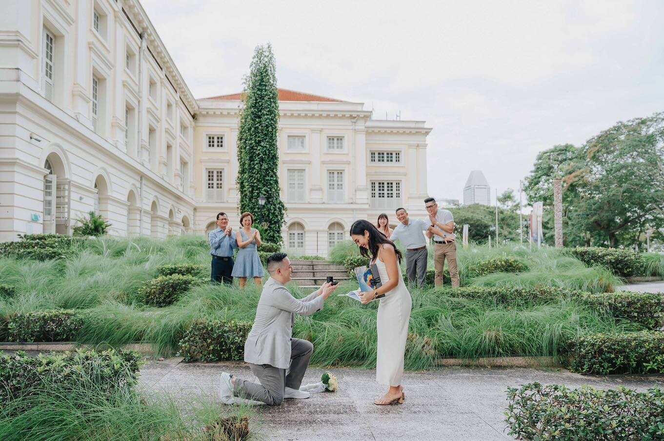 The sweetest surprise proposal with Dona and Nina, who both met in the States! Surrounded by the warmth and love of their family, we were so happy to see these two happily engaged before our eyes! 🥲⁠ So much fun to follow this up with some fun famil