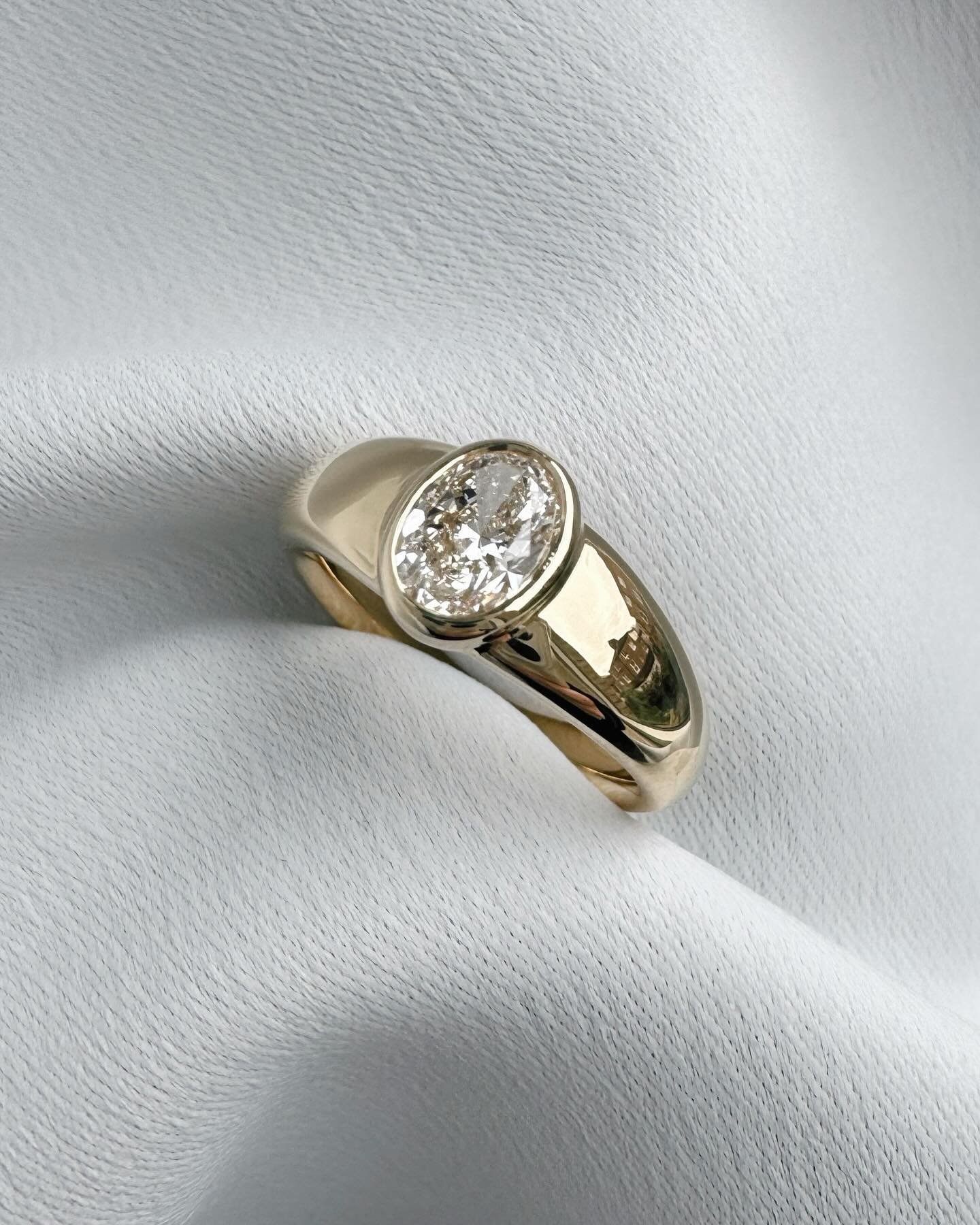 Bespoke donutty setting and gorgeous chunky band ring for the lovely L+J. Such a delicious, tactile ring and nearly good enough to eat! 🍩 Such a fun one to make 🫶🏻🫶🏻🫶🏻