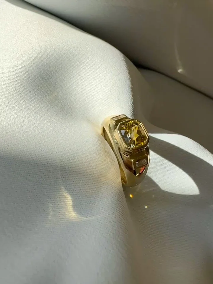 This central bi colour sapphire is one of the absolute coolest gemstones I&rsquo;ve worked with- perfect for this chunky bezel set bombe ring for the wonderful H+G. The way it catches the light is out of this world. Congratulations guys!!! 🫶🏻