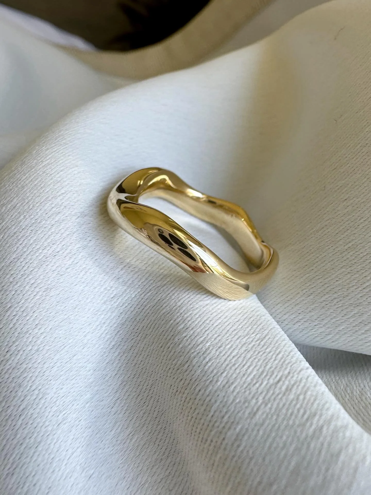 Fluid band with a few extra wiggles for the lovely K last year - fitted to her engagement ring at the front with some additional kinks at the back! 〰️