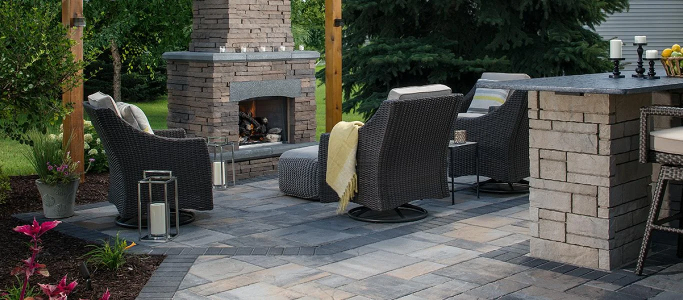 NFD_WEST_BEL2016_RES_Patio_Fireplace_LafittRusticSlabTG_TandemWall_BordeauxFireplace_001.jpg