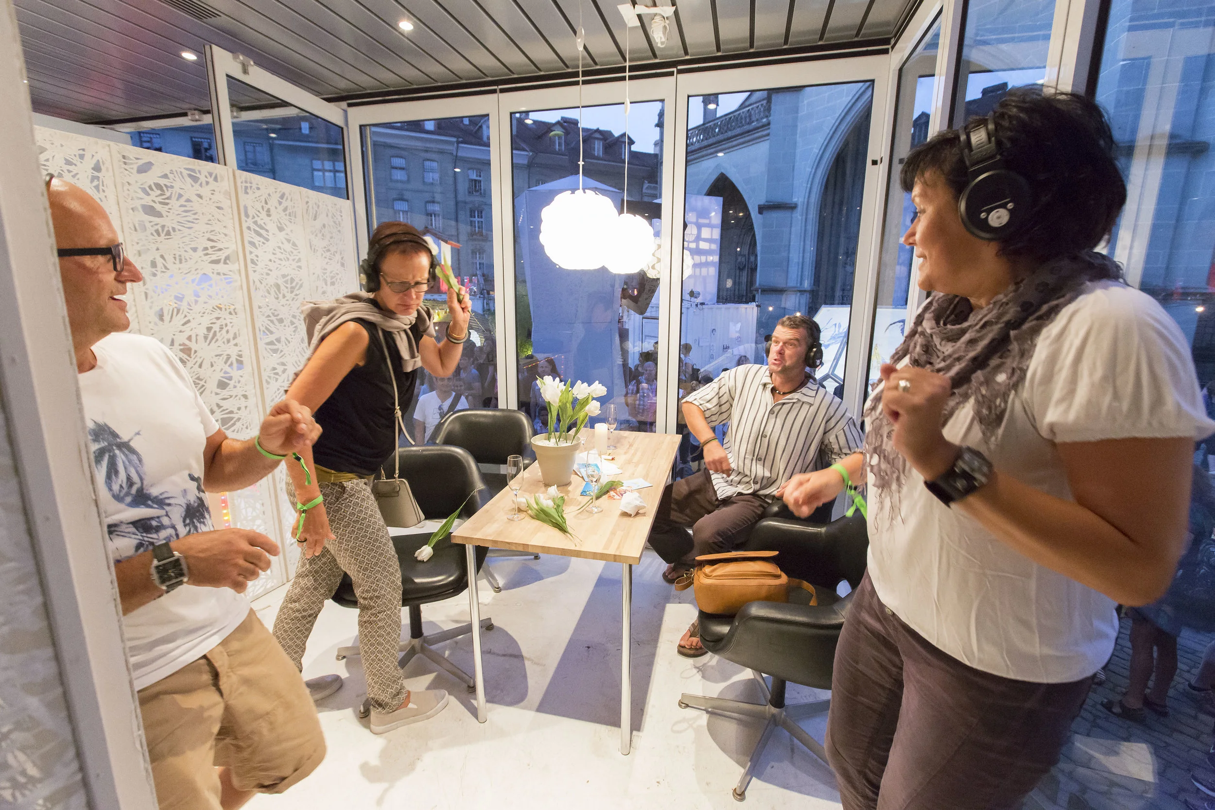 Anja schmeisst wütend die Tulpen auf den Boden
