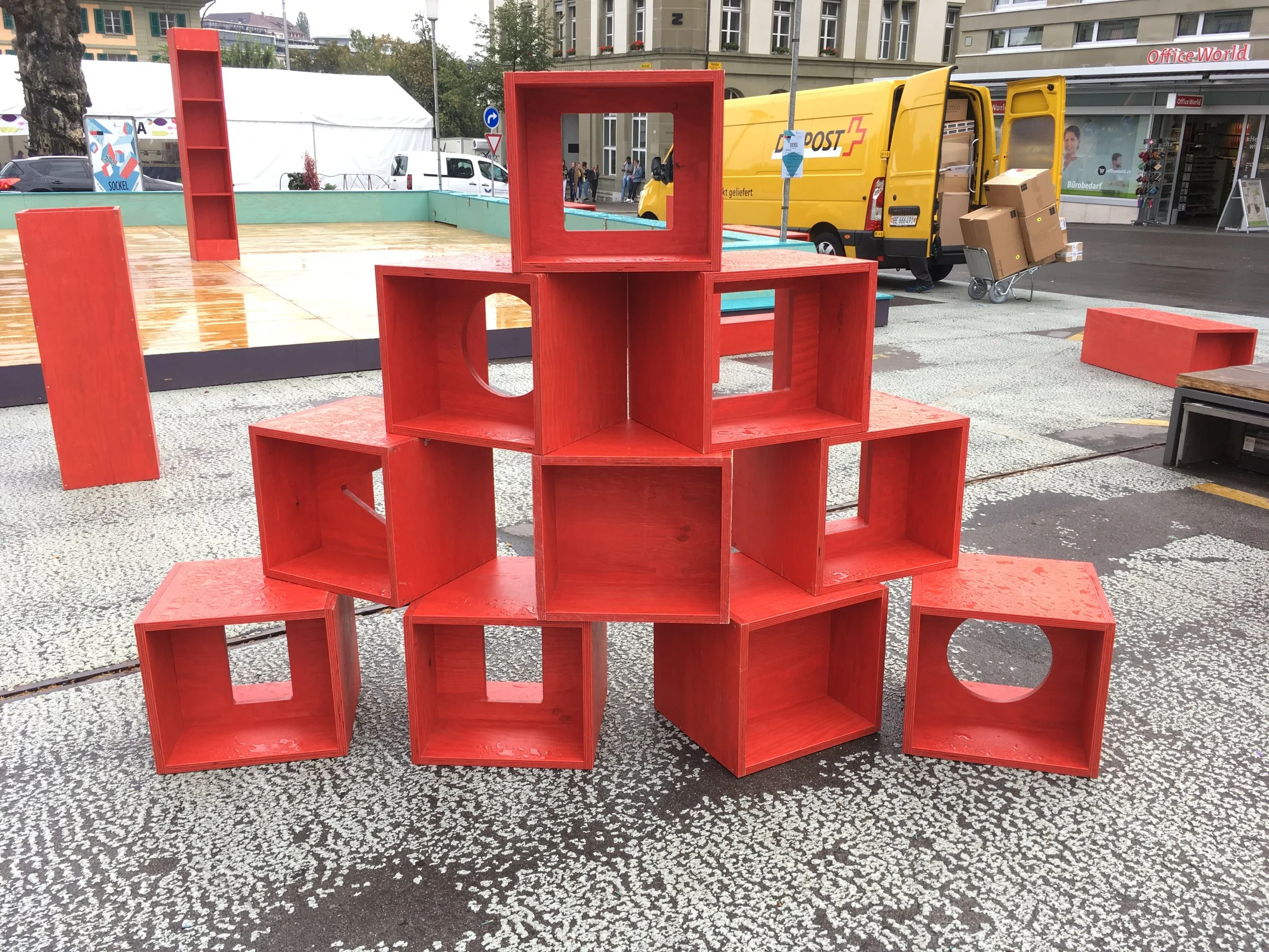  Stapeln der Sitzmodule durch Passant:innen 