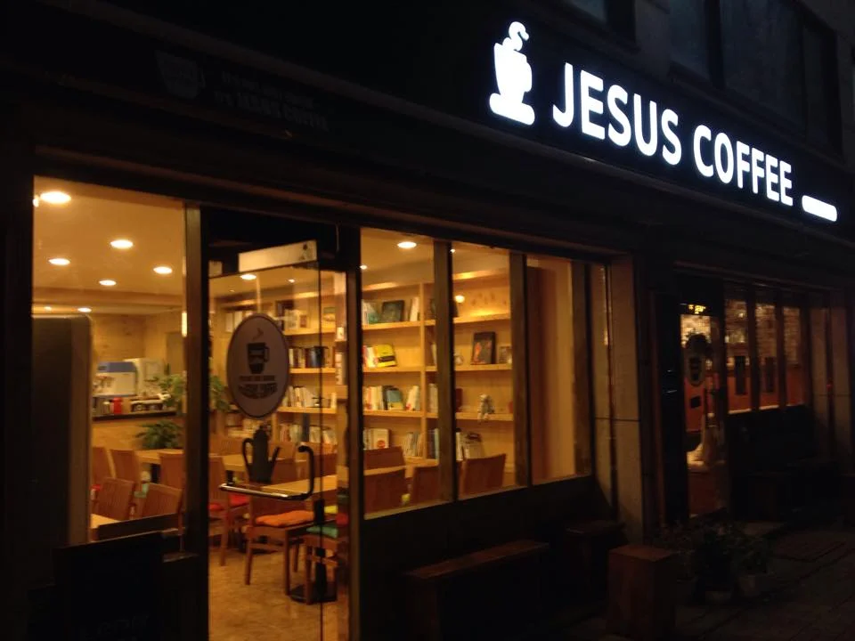 용산구 쪽에 있는 카페인데 이름이 JESUS COFFEE. &nbsp;깨끗하고 분위기도 좋다. 유리칸 안으로는 책이 꼽혀있는 책장도 보인다. 아마 독서모임도 있는 듯 하다.&nbsp;