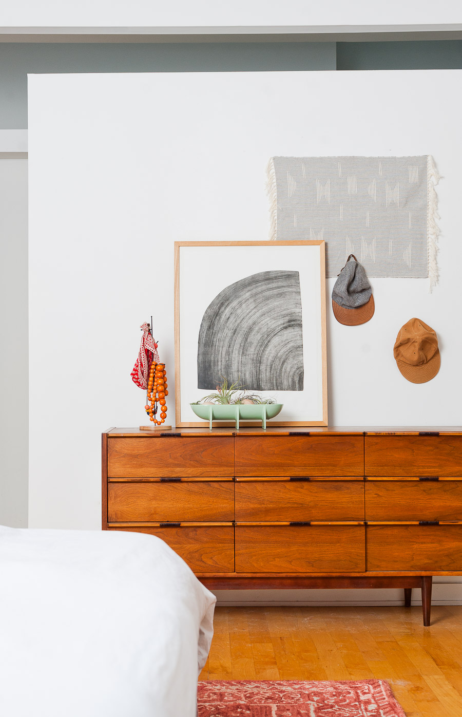 amelia -lawrence-photo-portfolio-interiors-brittni-mehlhoff-vintage-dresser-minimal-ecelectic-modern-bedroom-1.jpeg