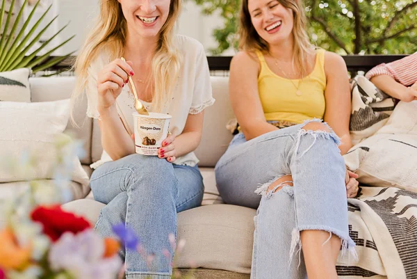 amelia-lawrence-photo-paper-and-stitch-ice-cream-for-two-summer-backyard-get-toegther.jpg