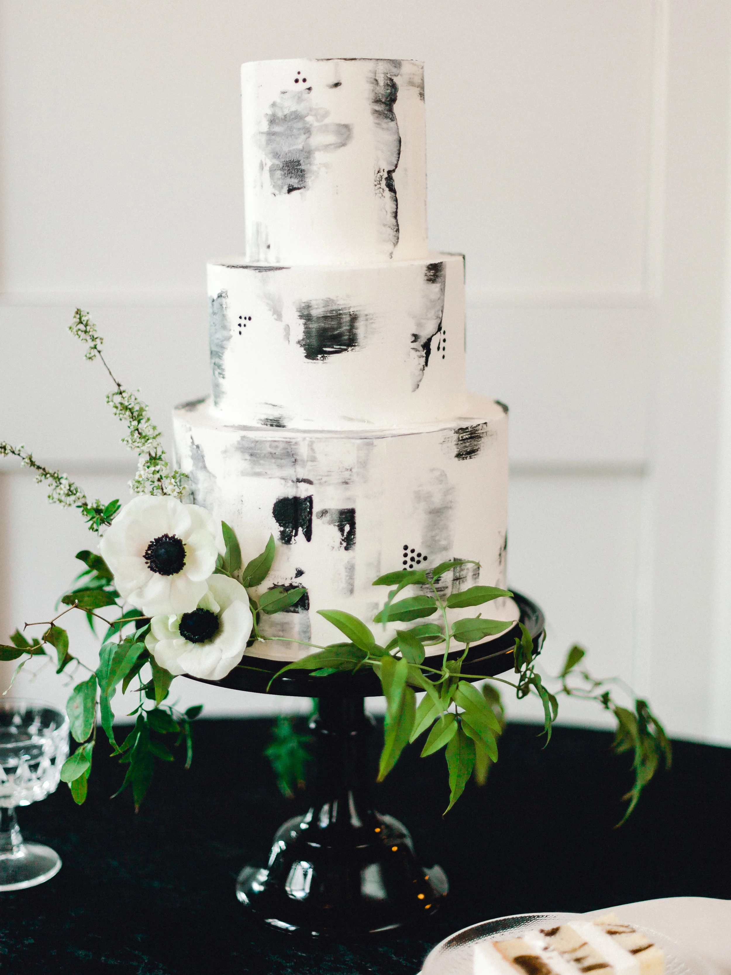 Modern black and white marble wedding cake
