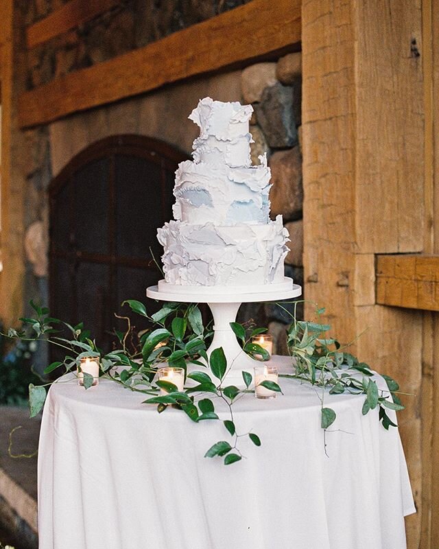 Find your romantic garden wedding inspiration today on @magnoliarouge !💙✨ 💜 Planning+Design: @revelandbloom 
Florals: @laruefloral 
Photography: @tarabieleckiphotography 
Venue: @devilsthumbranchweddings 
Paper: @sweetzionpaperie 
Linens: @latavola