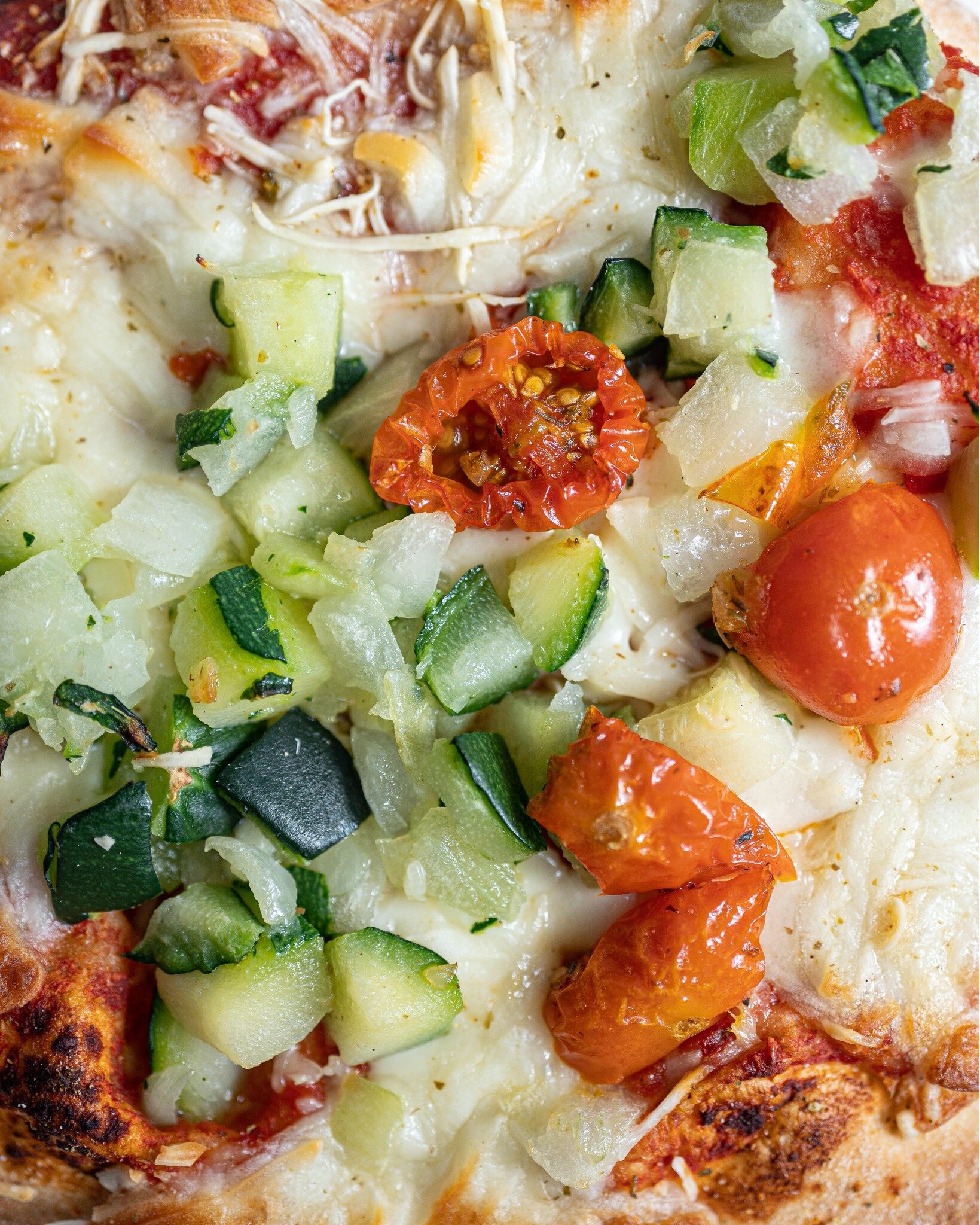 Zoom sur l&rsquo;une de nos pizzas pr&eacute;f&eacute;r&eacute;es, la v&eacute;g&eacute; ! 😍

Vous y trouverez&hellip;. de la sauce tomate, des d&eacute;s de courgette, de la mozzarella et de l&rsquo;emmental fran&ccedil;ais, et bien s&ucirc;r des t