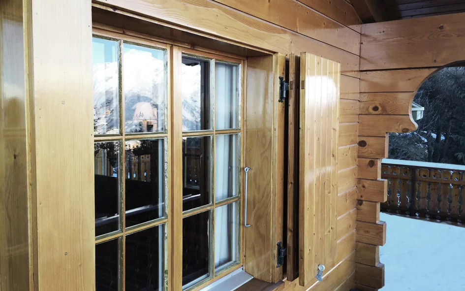 jaliver-terras-zicht-op-chalet-met-sneeuw.jpg