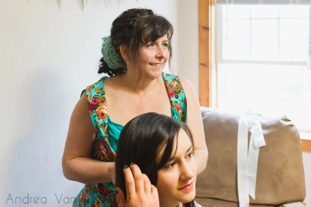 mother_of_bride_first_look.jpg