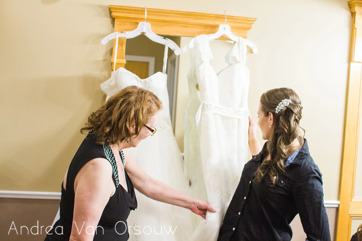mom_daughter_wedding_dress.jpg