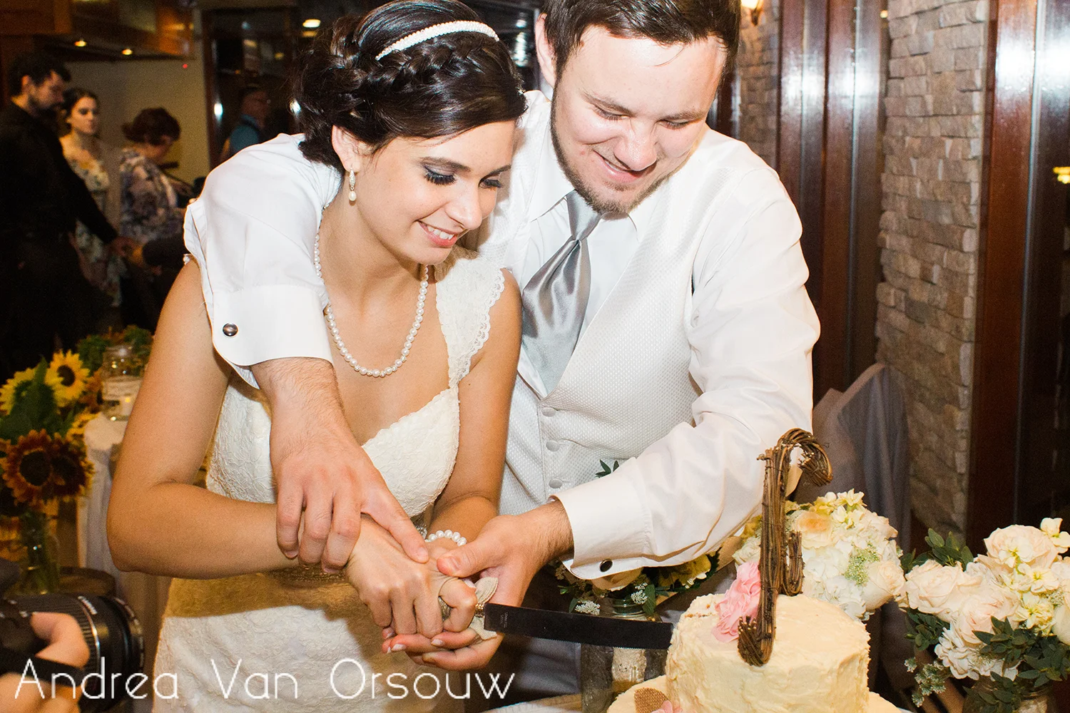 cutting_the_cake_couple_wedding.jpg