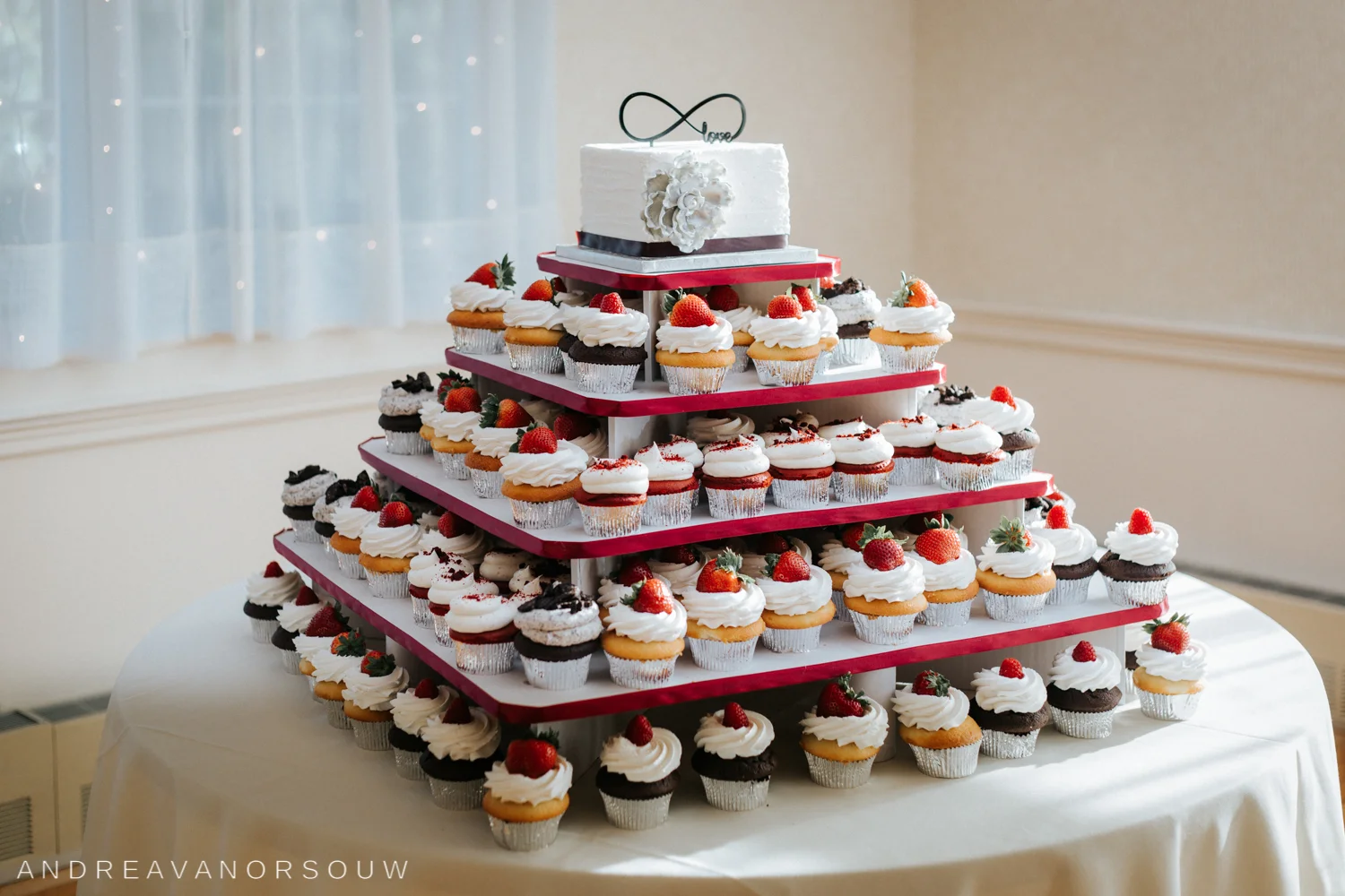 wedding_cake_cupcake_reception_tiered_details_strawberry_wedding.jpg