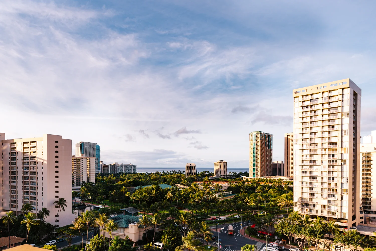 honolulu-hawaii-skyline-destination-wedding-photography-elopement-photographer.jpg