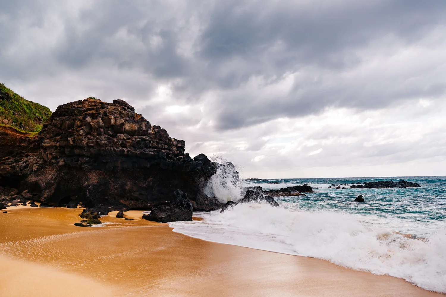 hawaii-waimea-bay-honolulu-engagement-elopement-adventure-photographer.jpg