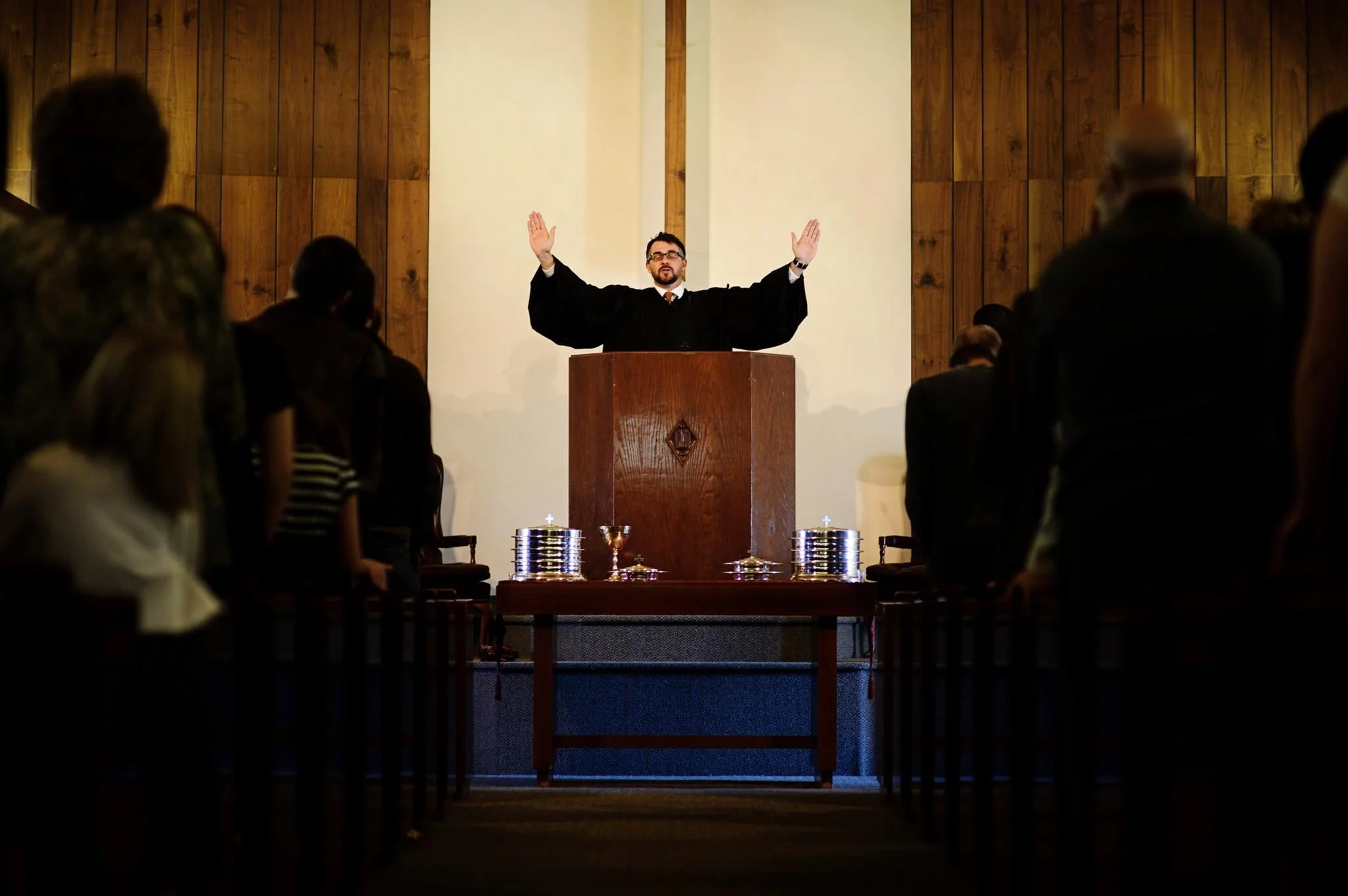Rev. Michael Brown rostind benedicția de la finalul liturghiei la Biserica Reformata Unita din San Diego, California.