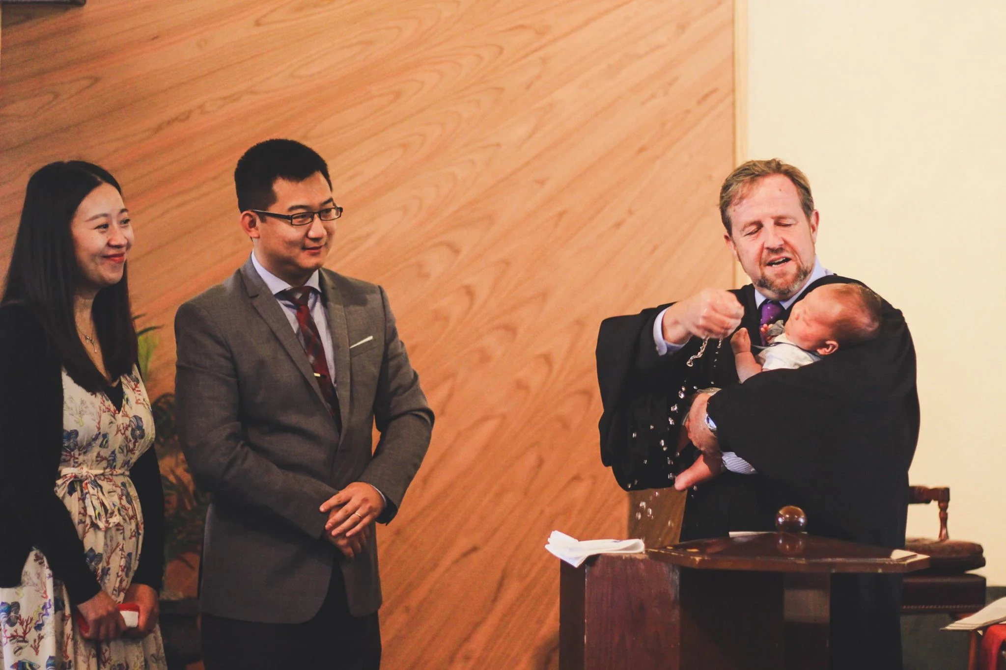 Rev. Dr. Michel Horton, pastor al Bisericilor Reformate Unite din America de Nord, botezând un nou născut în Biserica Reformată din San Diego care supraveghează misiunea noastră în România.