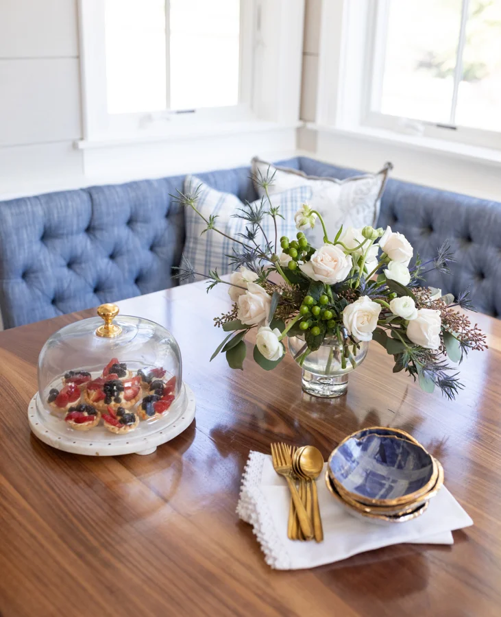 Blue and white tablesetting
