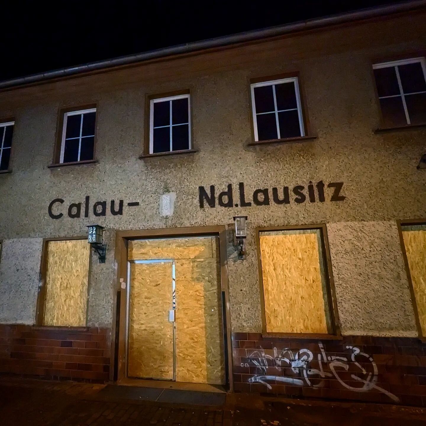 Welcome back to East Germany! #Lausitz #ostdeutschland #EastGerman #coldwar #eastgermany #deutschland #germany #travelphotography #travelgram #trainstation #train #rail #railtravel