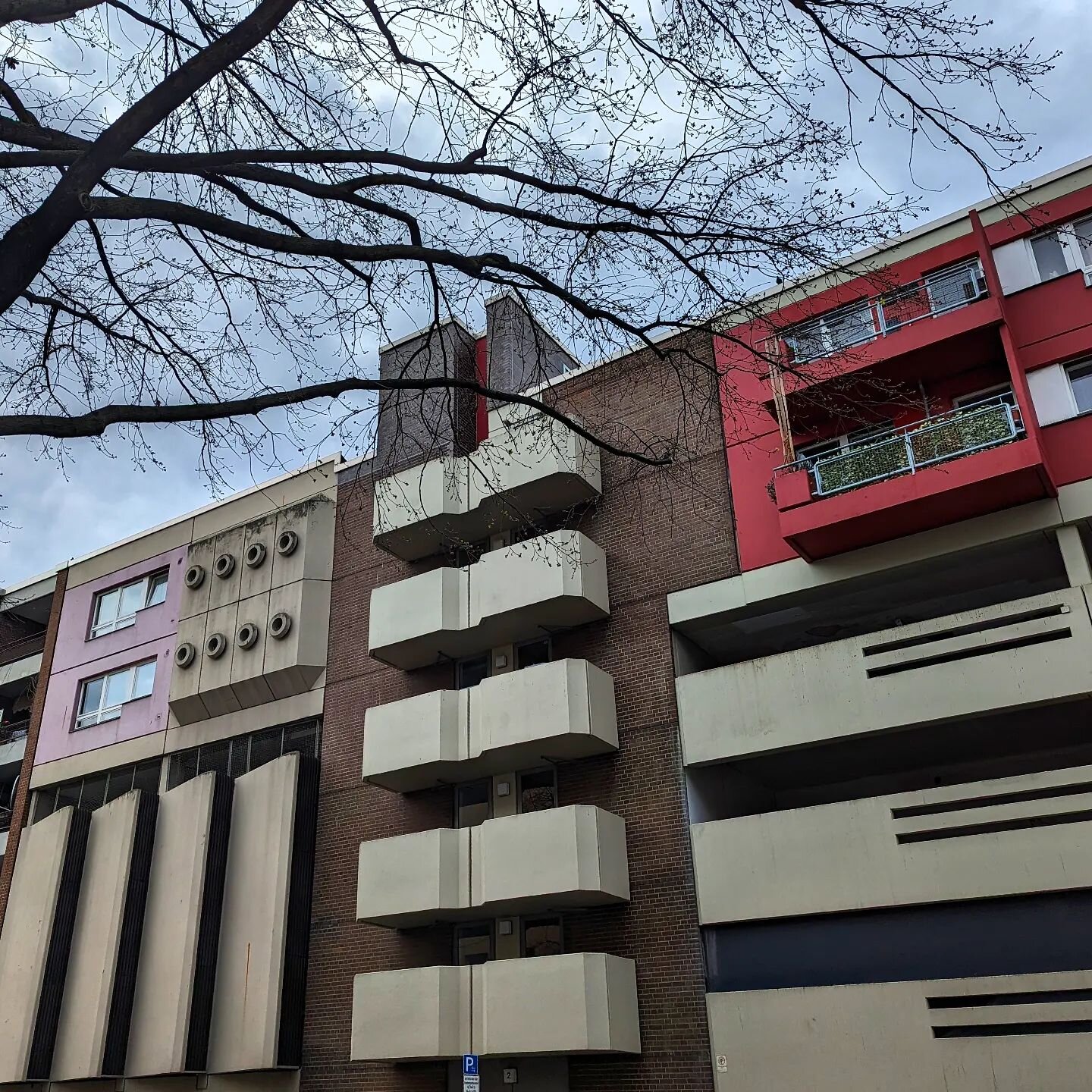 Fridays means #burritos #brutalism and #beer ! One of my recent finds in #WestBerlin - #brutalist parking garage. #Berlin #germany #architechturephotography #architecture #archidaily #building #buildingphotography #germany #deutschland