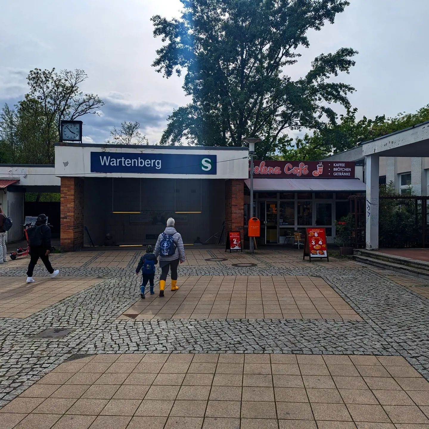 Another Endstation down - 4 to go. 

Up today - #Wartenburg - end of S75 . Overall, pretty lame, but bonus point for the #EastGerman #building (scroll through - weird roof) next to the station. 

Rating: 3/10 👎

#rail #railtravel #life #lifegoals #a