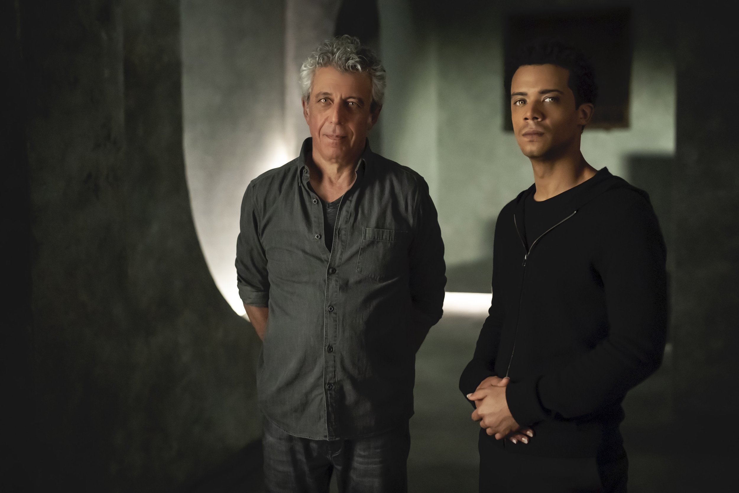  Jacob Anderson as Louis De Point Du Lac and Eric Bogosian as Daniel Molloy - Interview with the Vampire _ Season 1, Gallery - Photo Credit: Alfonso Bresciani/AMC 