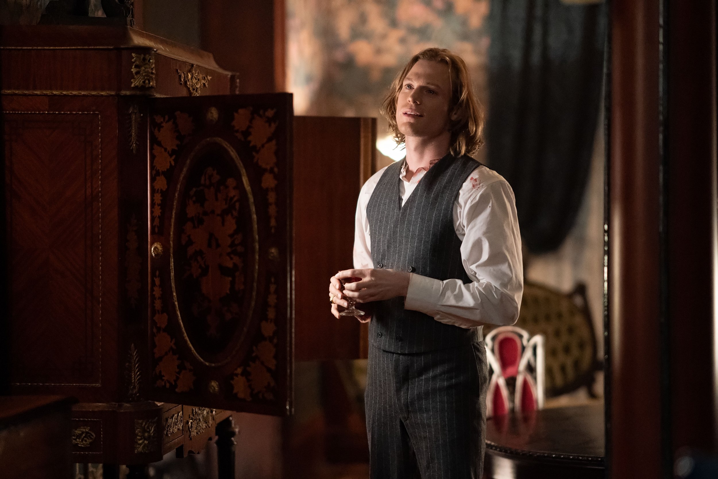  Sam Reid as Lestat De Lioncourt – Interview with the Vampire _ Season 1, Episode 2 – Photo Credit: Alfonso Bresciani/AMC 