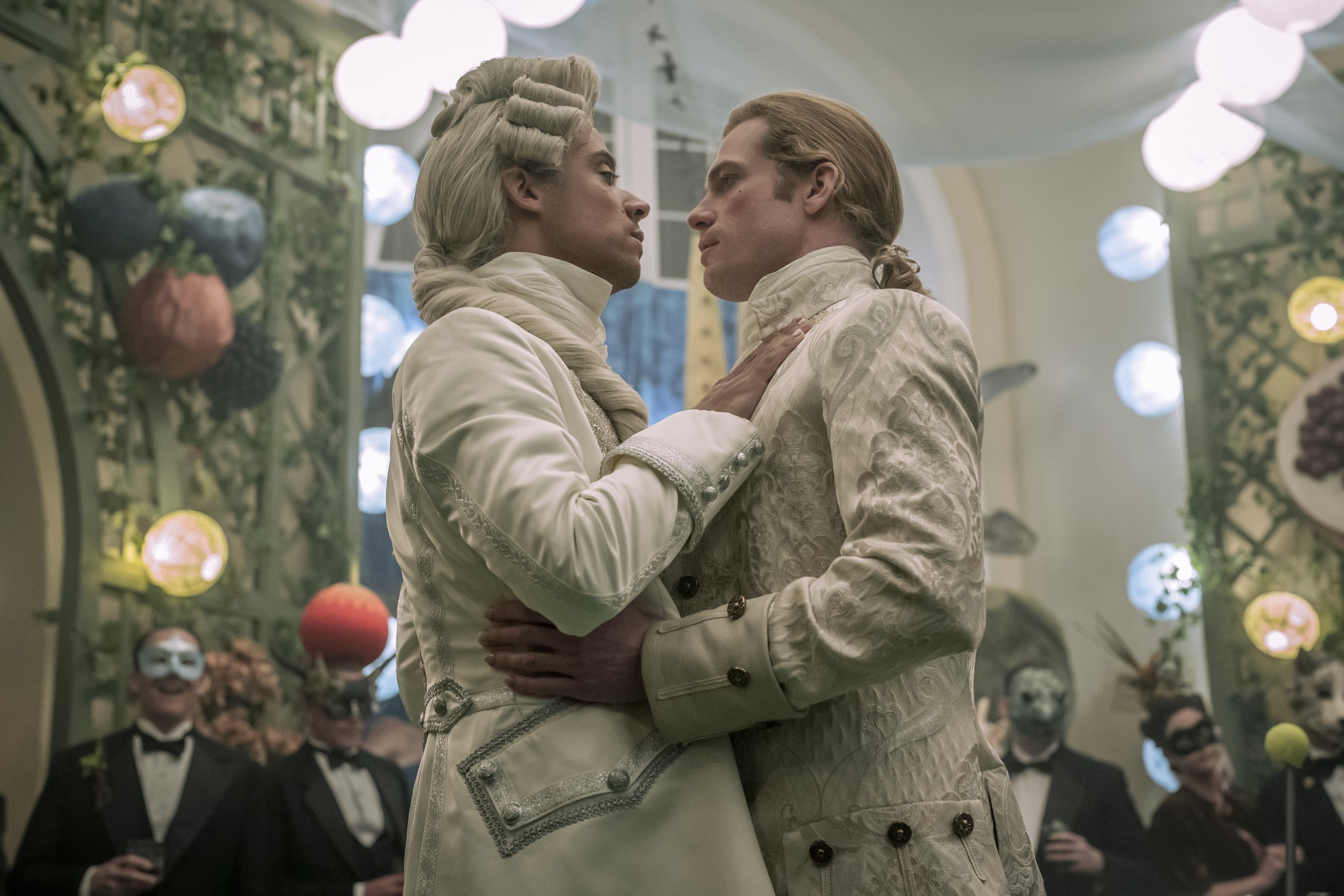  Jacob Anderson as Louis De Point Du Lac and Sam Reid as Lestat De Lioncourt - Interview with the Vampire _ Season 1, Episode 7 - Photo Credit: Alfonso Bresciani/AMC 