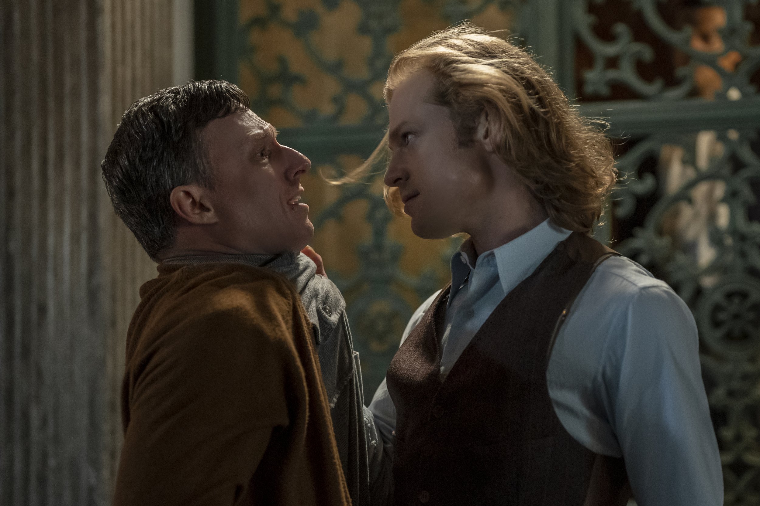  Sam Reid as Lestat De Lioncourt and Brad Herberlee as Gaunt Man - Interview with the Vampire _ Season 1, Episode 7 - Photo Credit: Alfonso Bresciani/AMC 