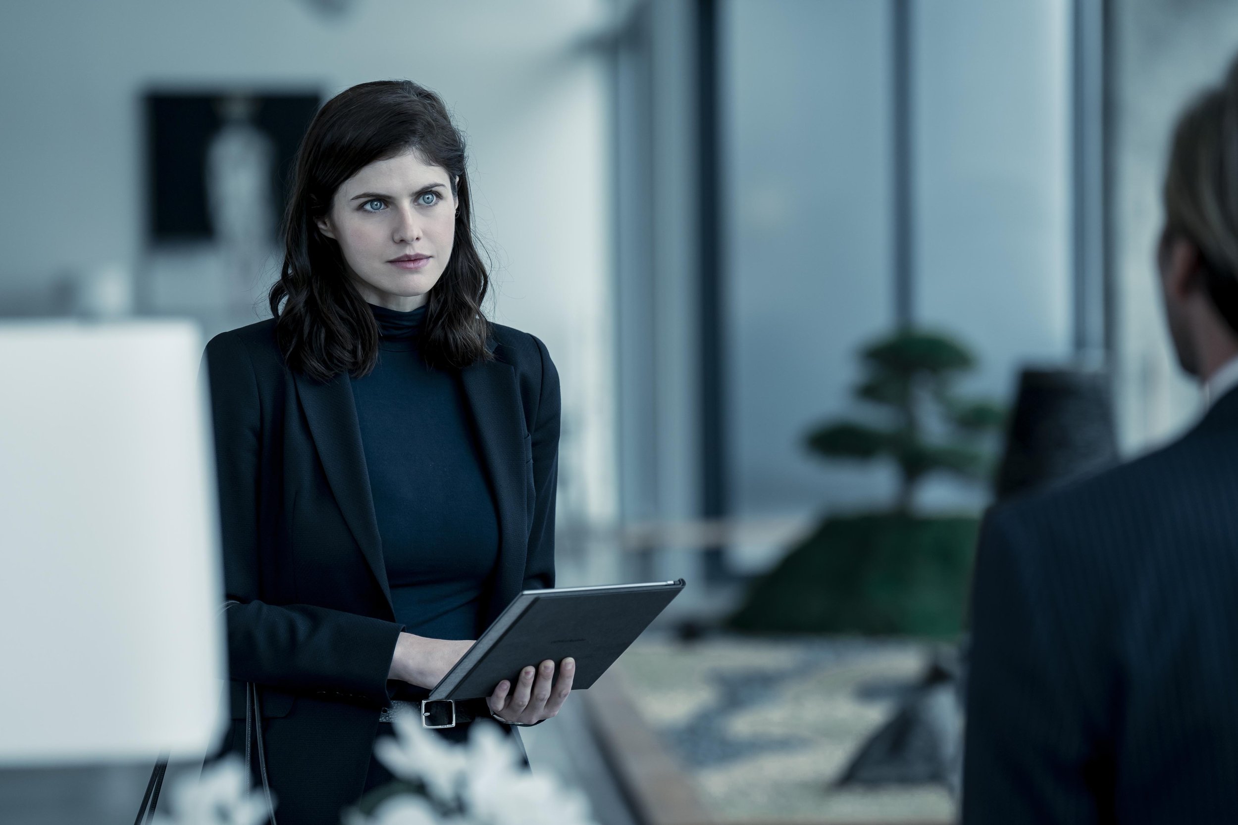  Alexandra Daddario as Dr. Rowan Fielding and Tobias Jelinkek as Daniel Lemle - Mayfair Witches _ Season 1, Episode 1 - Photo Credit: Alfonso Bresciani/AMC 