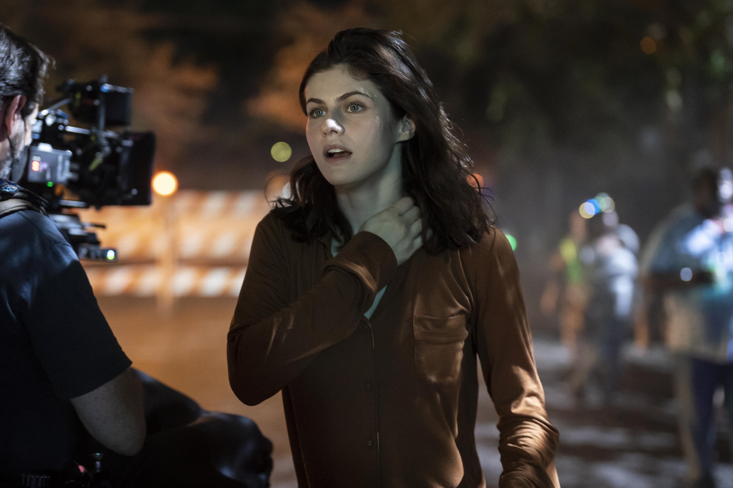  Alexandra Daddario as Dr. Rowan Fielding - Mayfair Witches _ Season 1, Episode 3 - Photo Credit: Alfonso Bresciani/AMC 