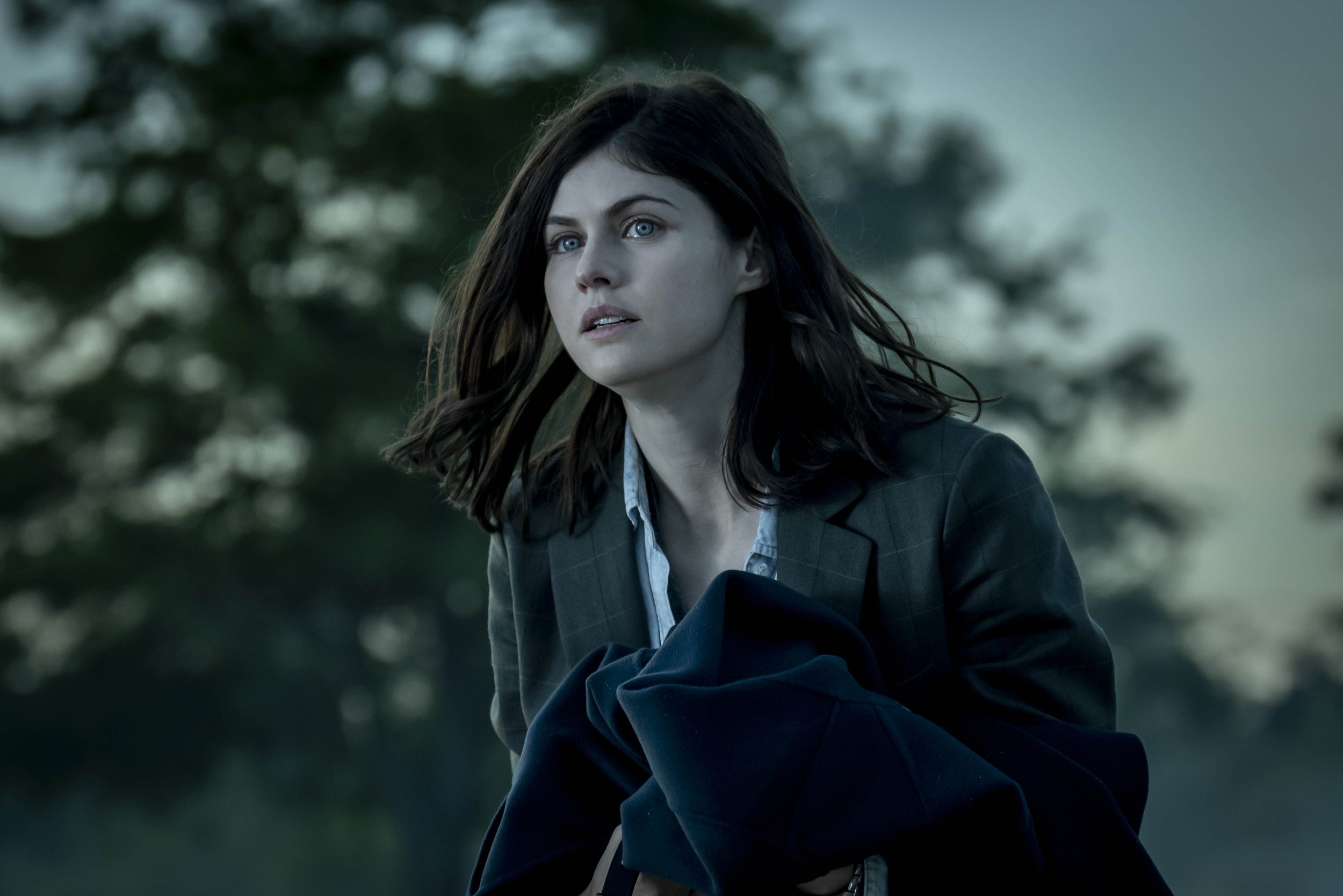  Alexandra Daddario as Dr. Rowan Fielding - Mayfair Witches _ Season 1, Episode 2 - Photo Credit: Alfonso Bresciani/AMC 