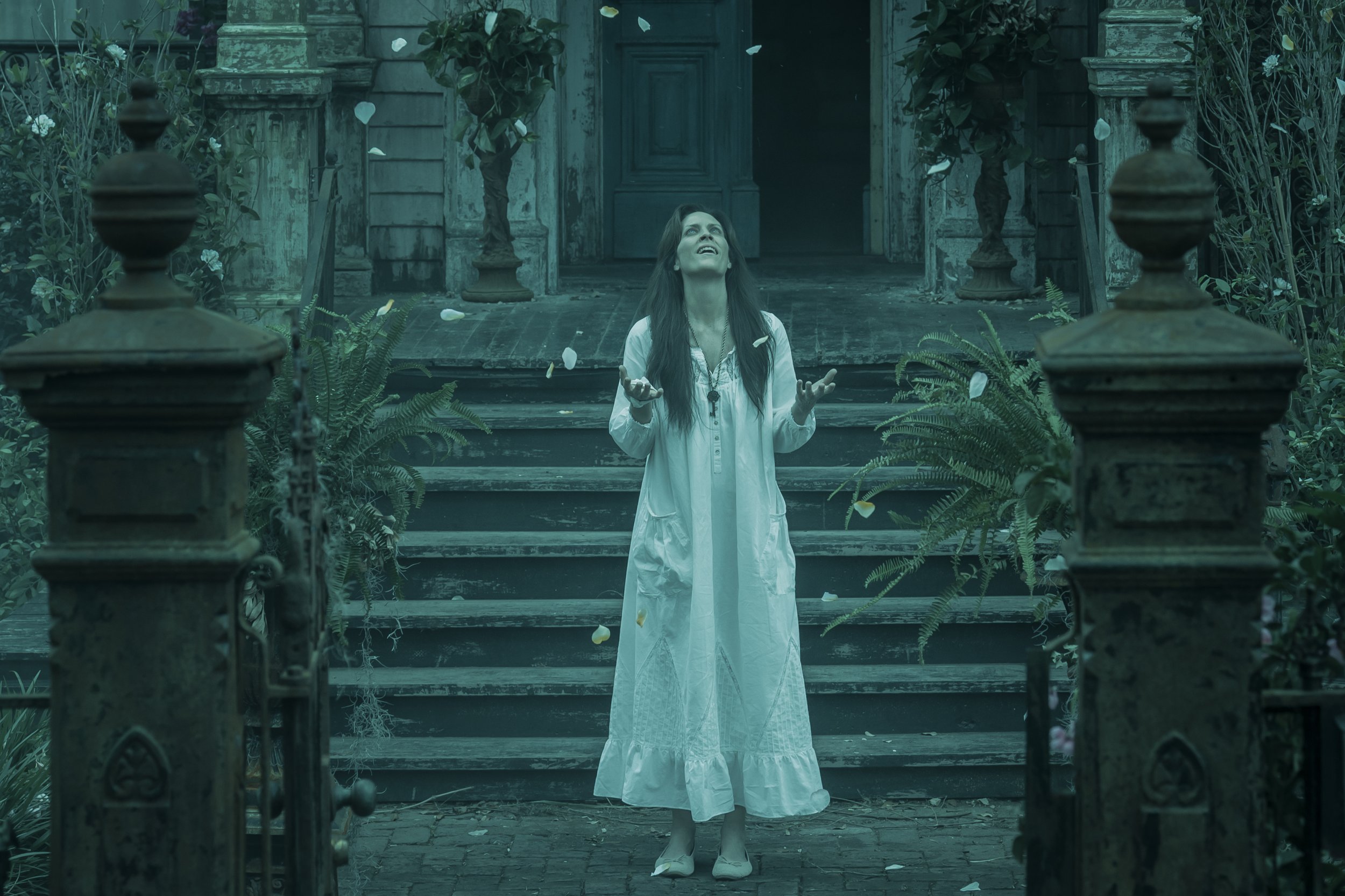  Annabeth Gish as Deirdre Mayfair - Mayfair Witches _ Season 1, Episode 2 - Photo Credit: Alfonso Bresciani/AMC 