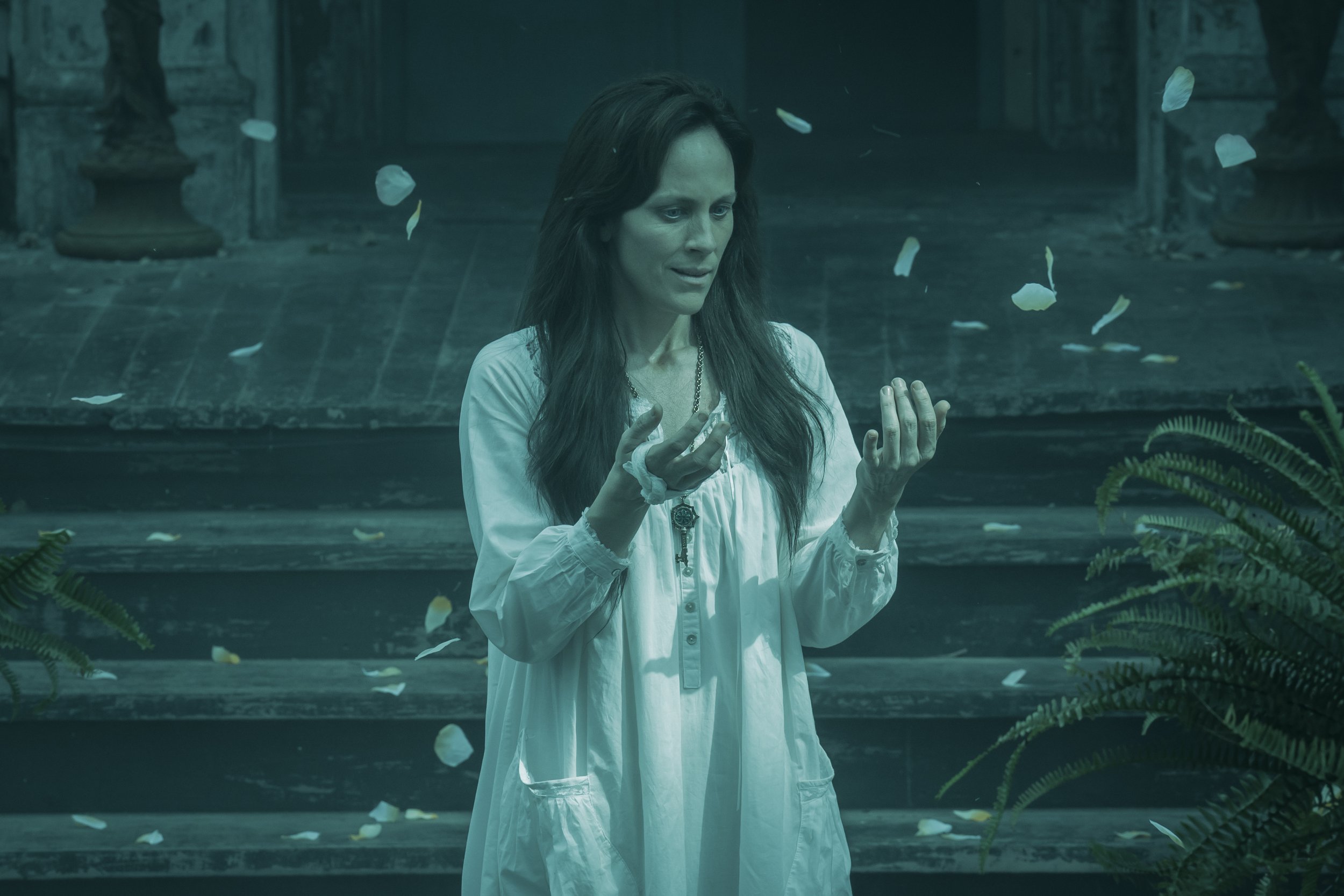  Annabeth Gish as Deirdre Mayfair - Mayfair Witches _ Season 1, Episode 2 - Photo Credit: Alfonso Bresciani/AMC 