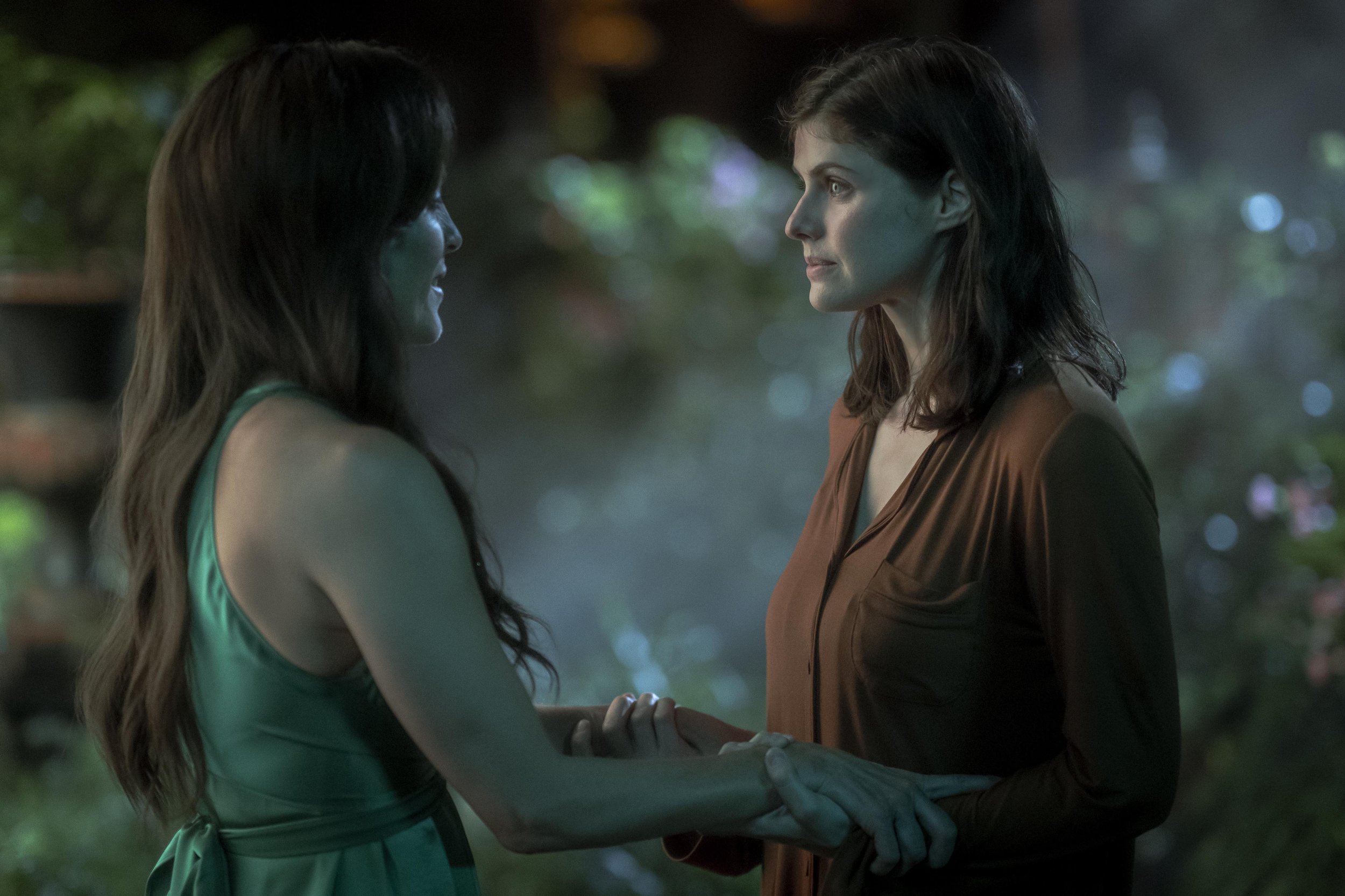  Alexandra Daddario as Dr. Rowan Fielding and Annabeth Gish as Deirdre Mayfair - Mayfair Witches _ Season 1, Episode 3 - Photo Credit: Alfonso Bresciani/AMC 