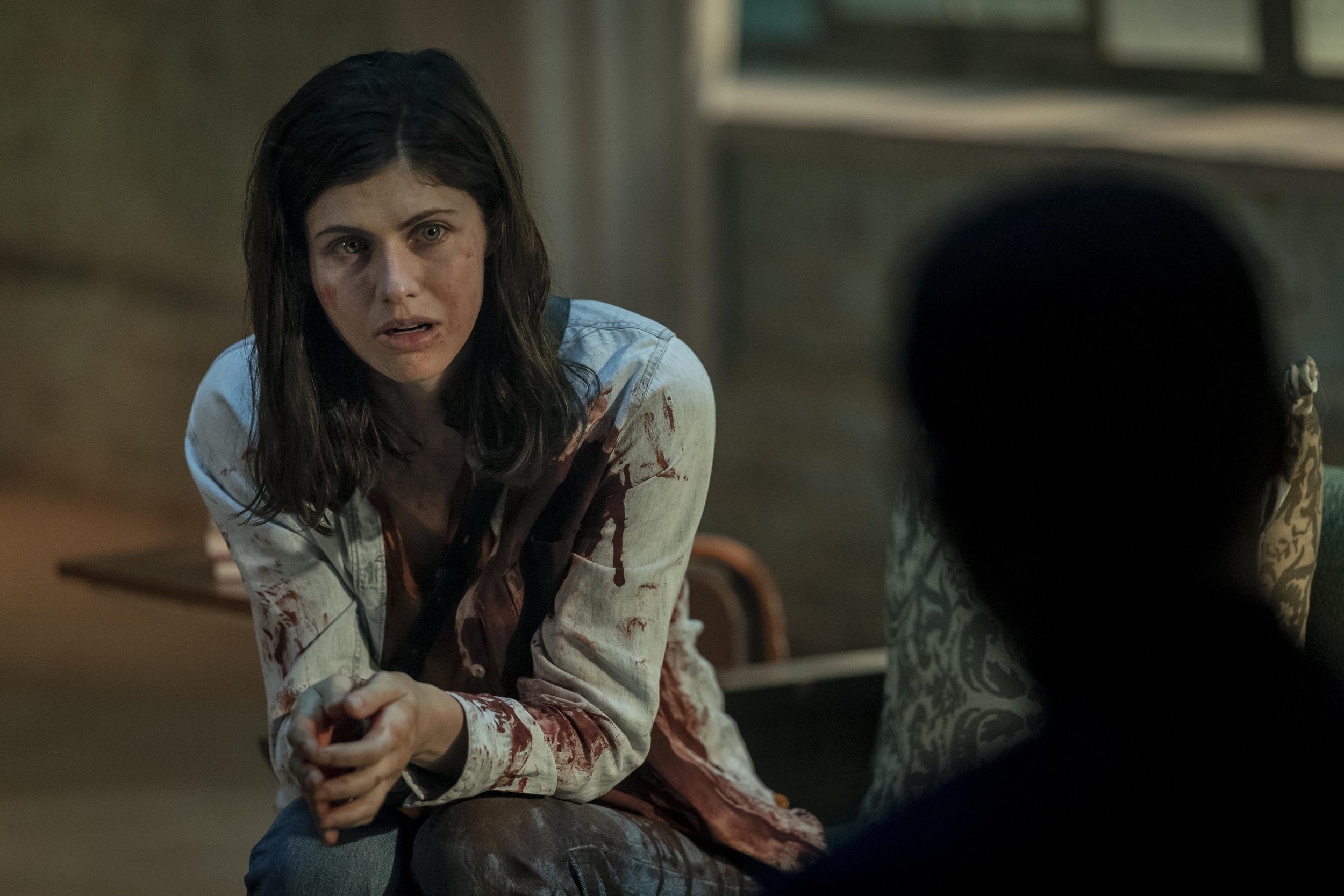  Alexandra Daddario as Dr. Rowan Fielding and Tongayi Chirisa as Ciprien Grieve - Mayfair Witches _ Season 1, Episode 3 - Photo Credit: Alfonso Bresciani/AMC 