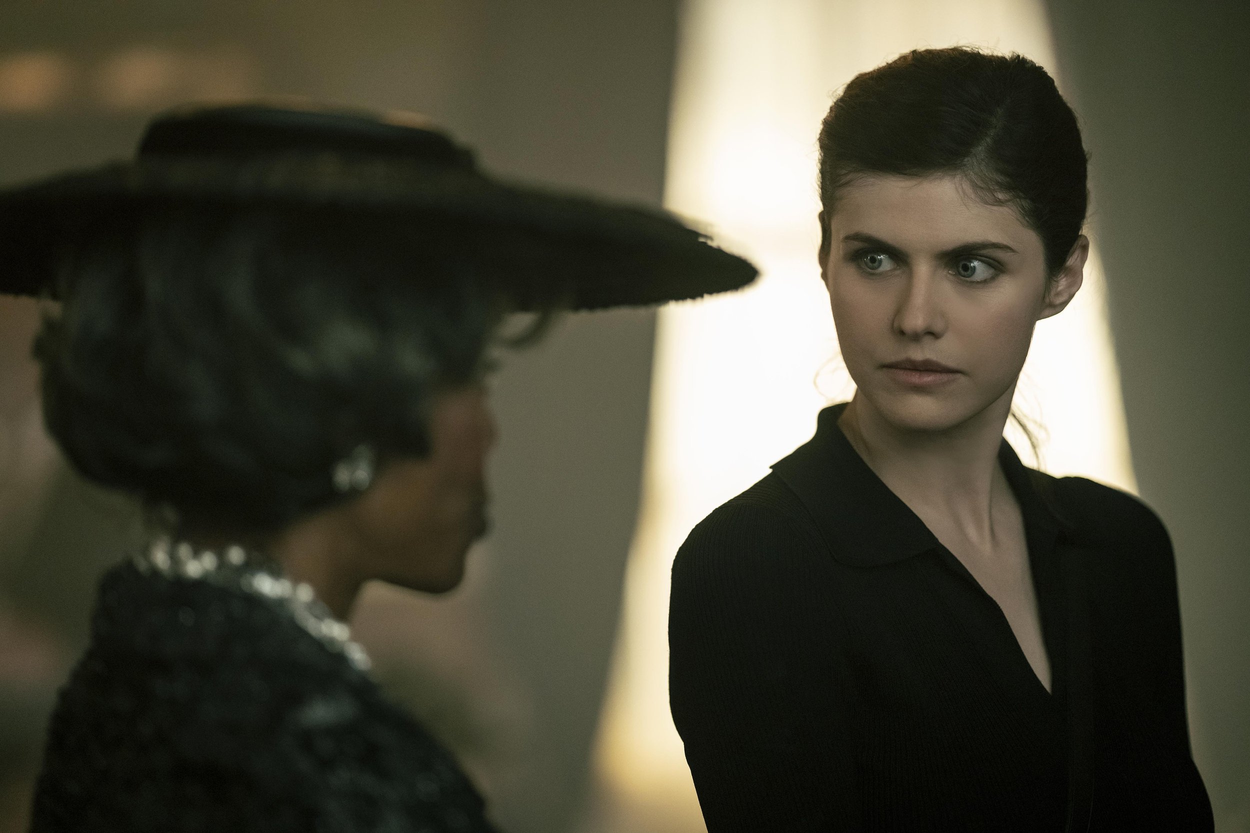  Alexandra Daddario as Dr. Rowan Fielding and Charlayne Woodard as Dolly Jean Mayfair - Mayfair Witches _ Season 1, Episode 4 - Photo Credit: Alfonso Bresciani/AMC 