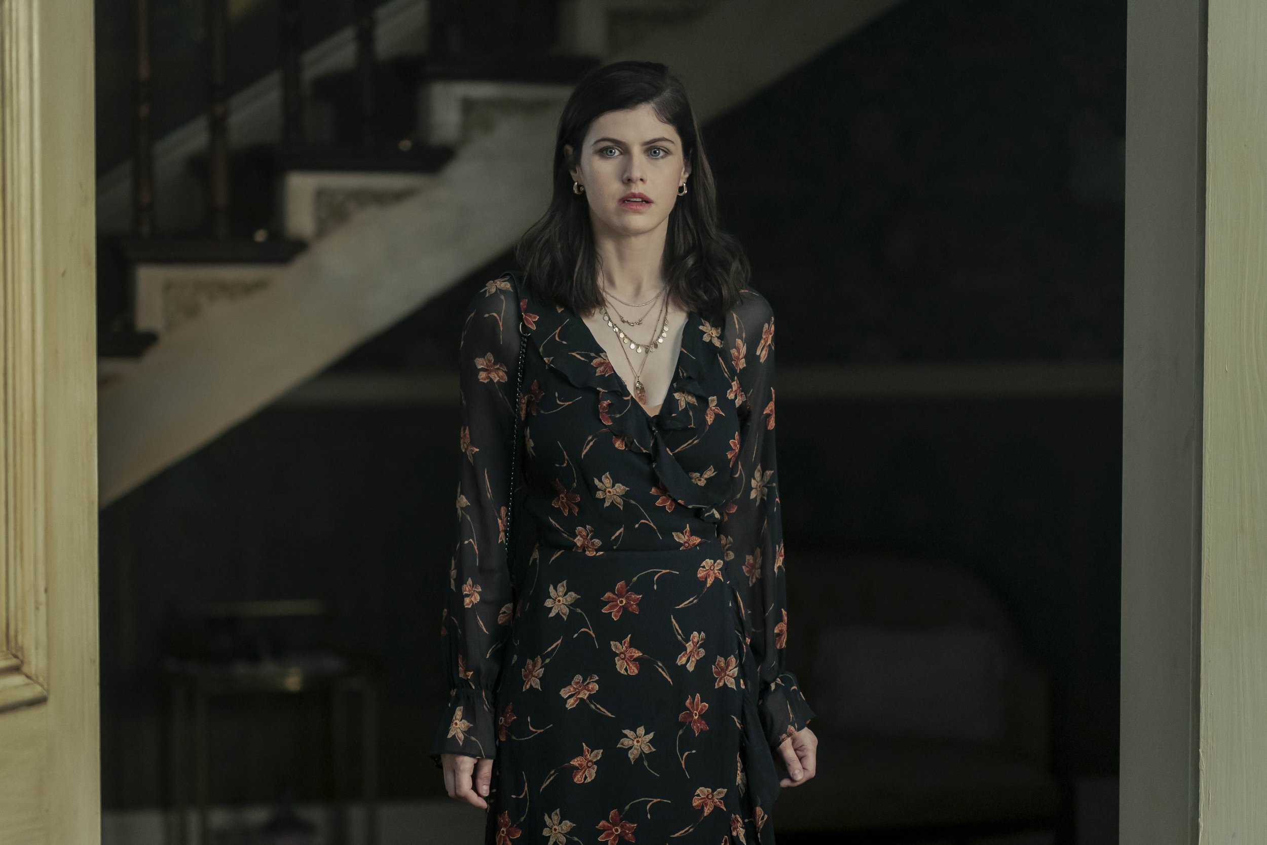  Alexandra Daddario as Dr. Rowan Fielding - Mayfair Witches _ Season 1, Episode 6 - Photo Credit: Alfonso Bresciani/AMC 