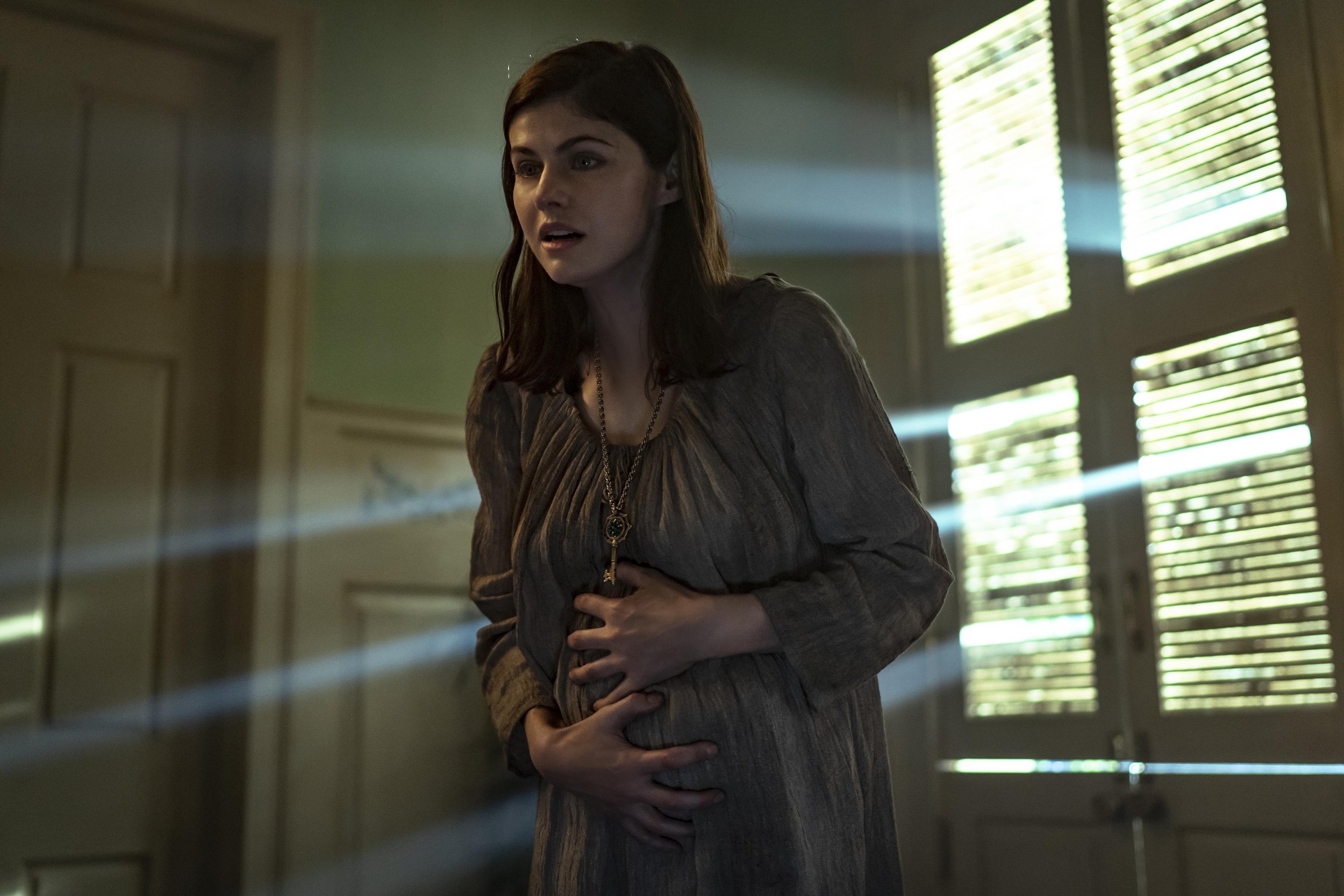  Alexandra Daddario as Dr. Rowan Fielding - Mayfair Witches _ Season 1, Episode 8 - Photo Credit: Alfonso Bresciani/AMC 