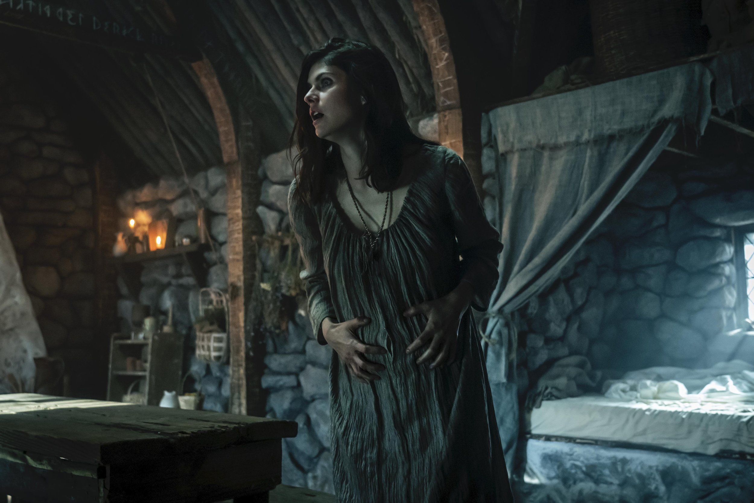  Alexandra Daddario as Dr. Rowan Fielding - Mayfair Witches _ Season 1, Episode 8 - Photo Credit: Alfonso Bresciani/AMC 