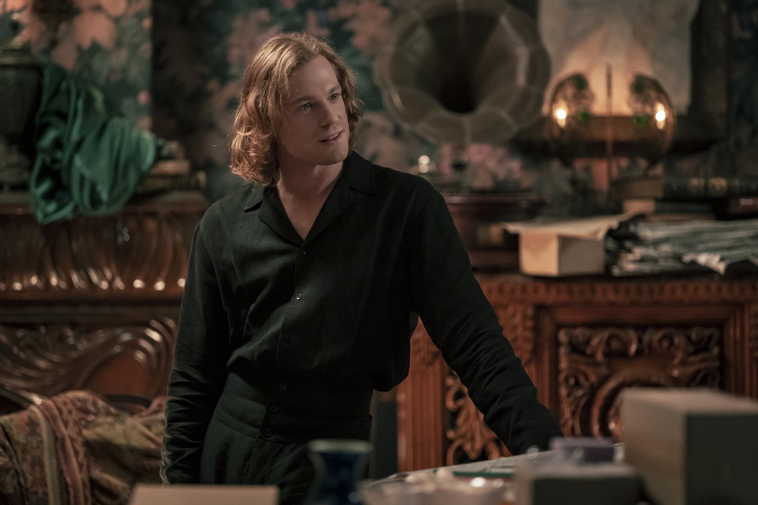  Sam Reid as Lestat De Lioncourt - Interview with the Vampire _ Season 1, Episode 5 - Photo Credit: Alfonso Bresciani/AMC 