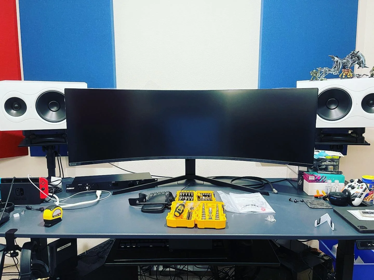 It seems that I may have underestimated the overall size of my new computer monitor...

#Samsung #pcgaming #gamedev #gameaudio #KaliAudio #nintendoswitch #sounddesign