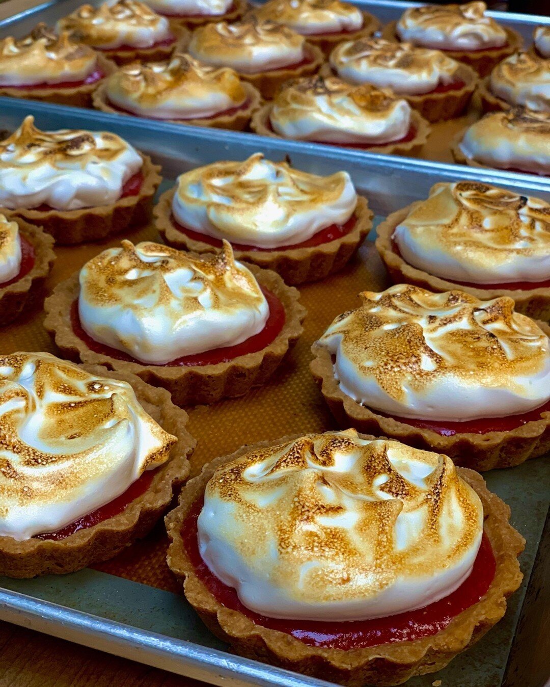 Strawberry &amp; Meringue Mini Tarts to sweeten your week! These beauties are also vegan.