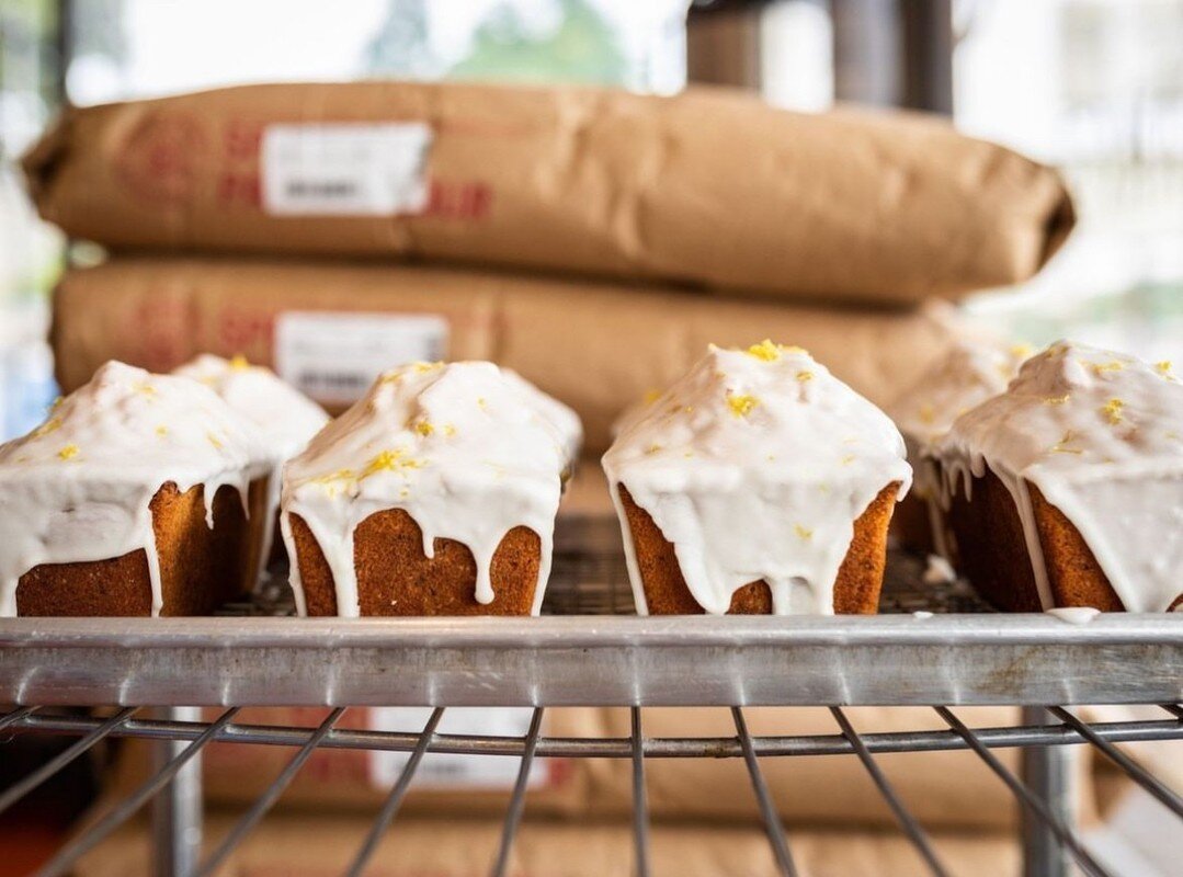 🌷🍋 This Easter, let our Lemon Poppy Quickbread bring a burst of sunshine to your celebrations! Infused with the vibrant zest of lemon and the subtle crunch of poppy seeds, it&rsquo;s a festive favorite that sings of spring. And for those who adore 