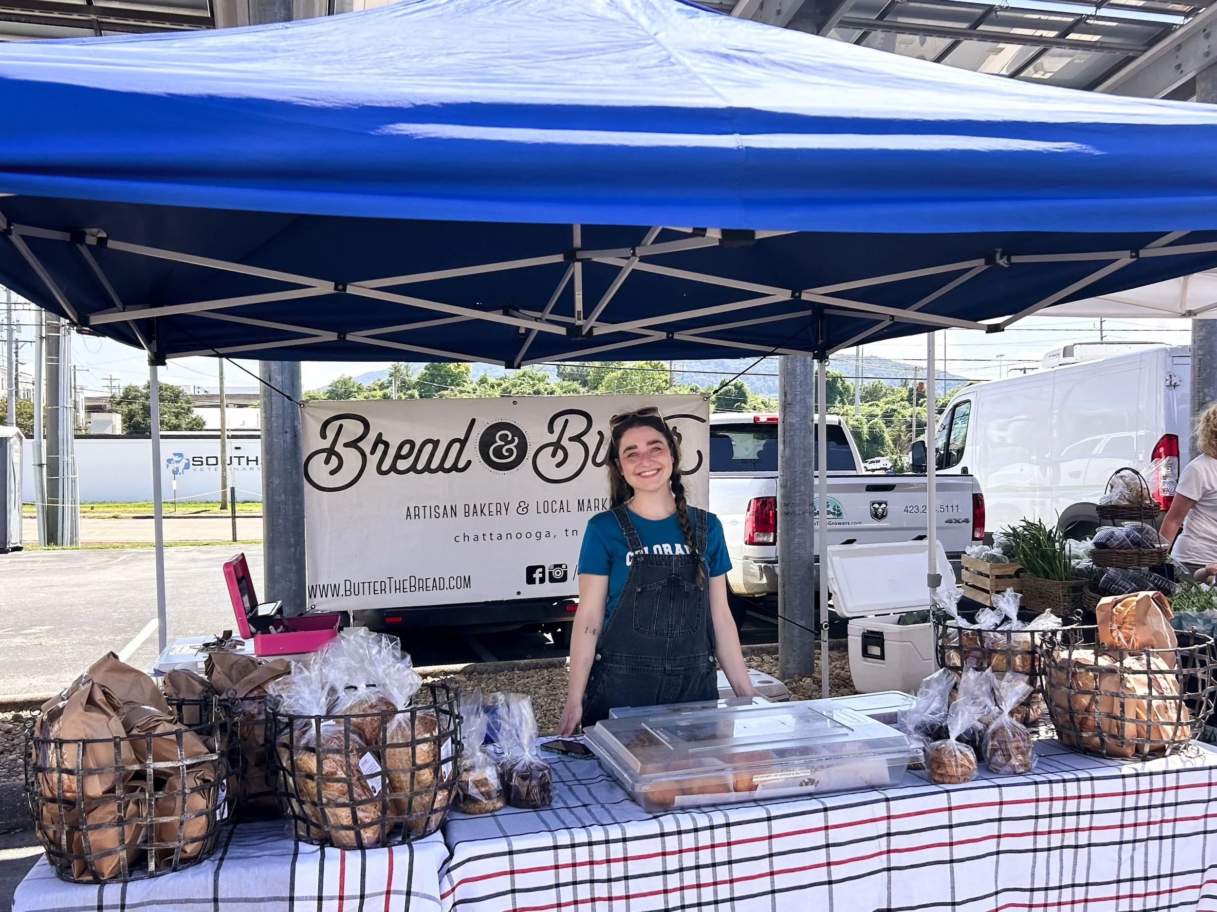 Summer temps are here, but that&rsquo;s not keeping the smile off Faith&rsquo;s face at the @mainstfarmersmarket! 🔥☀️

The market runs from 4pm-6pm every Wednesday, rain or shine! Come by and grab a sweet treat, a loaf of sourdough to take home, or 