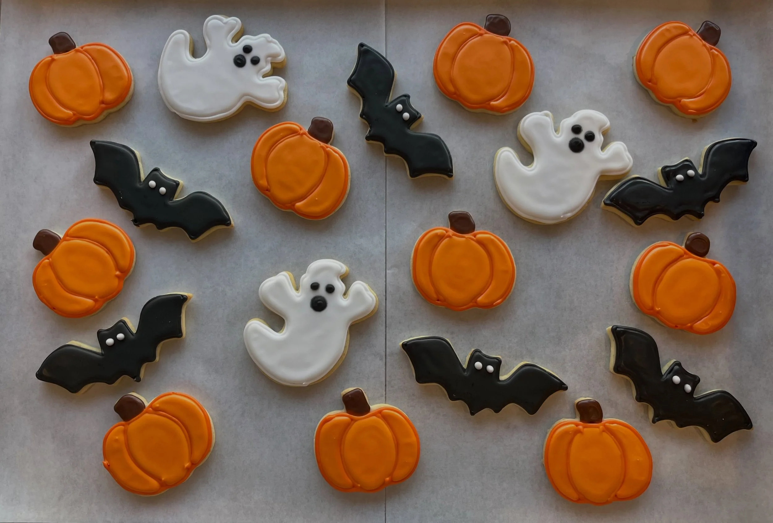 Only 8 more days until Halloween! We hope you&rsquo;re as excited as we are! 

Our Halloween cookies have been extremely popular this week (no wonder)! These cuties come in a pumpkin, ghost, or bat shape and they&rsquo;re absolutely perfect for Hallo