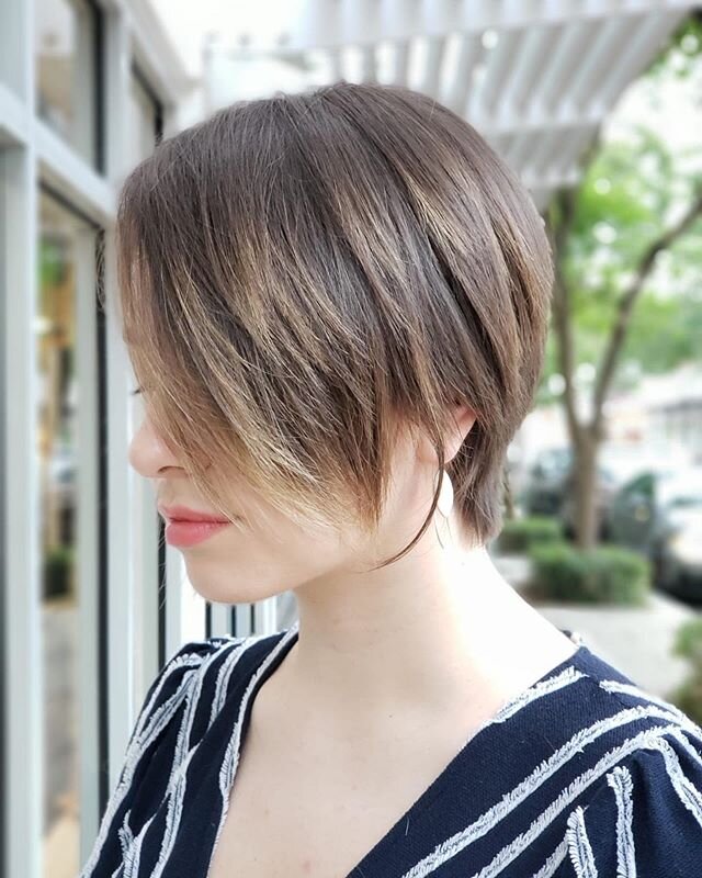 ❤️ PIXIE FRESH ❤️
👈🏻 Swipe for before! 😱 Long hair is surprisingly just as much maintenance as color and with constant cuts and detangling it&rsquo;s no wonder why more people are going short 🔥 This gorgeous pixie was done by Luca @luca782 using 