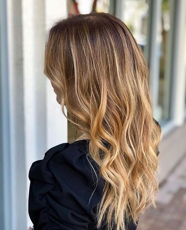 🌻 GOLDILOCKS 🌻
Check out this gorgeous dimensional balayage by Danay @hair_bydany_sf_mia 🌞 She painted 4 inches from the scalp with @goldwellus 6NA and 7N between the foils for depth ⭐️ For healthy blondes always opt in adding @olaplex ⚡️ [[FREE]]