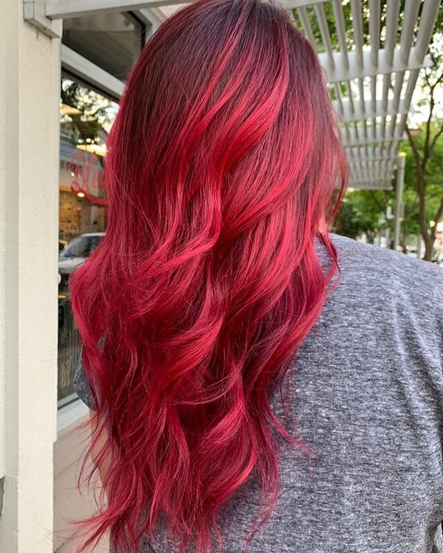 ❤️🌹 INCREDIBLY VIVID HAIR 🌹❤️
Check out this gorgeous flowy and fabulous fantasy balayage by Yai @yaihair using @goldwellus 🦄 Miami Music Week @miamimusicweek is around the corner, get ready with us and show off your vibrant soul with matching vib